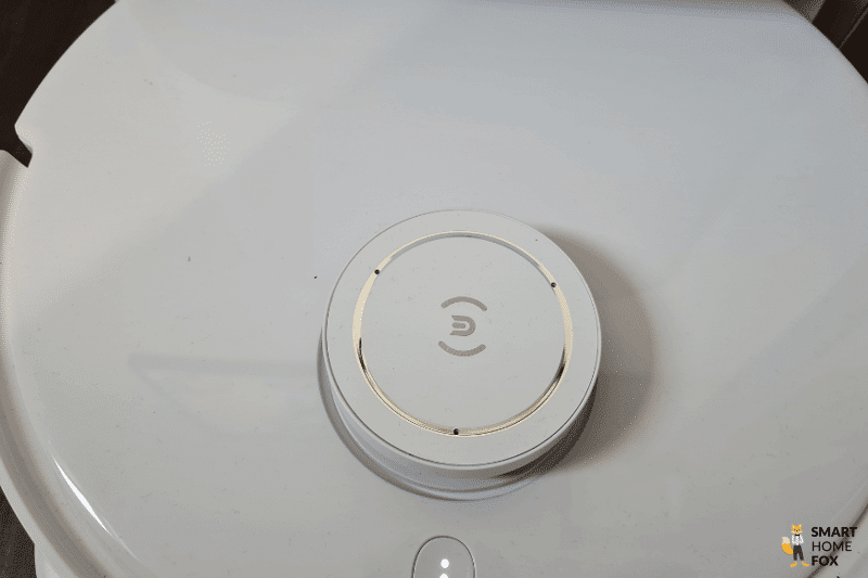 Die Mikrofone des ECOVACS DEEBOT T10 sind in der Nahaufnahme zu sehen.